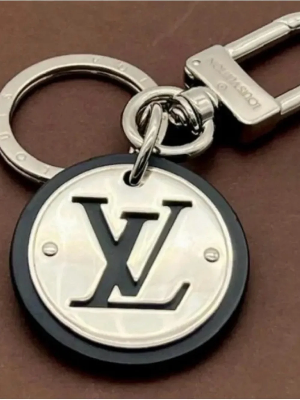 Louis Vuitton Silver & Black Round LV Key Holder. 9/10 condition. Super clean